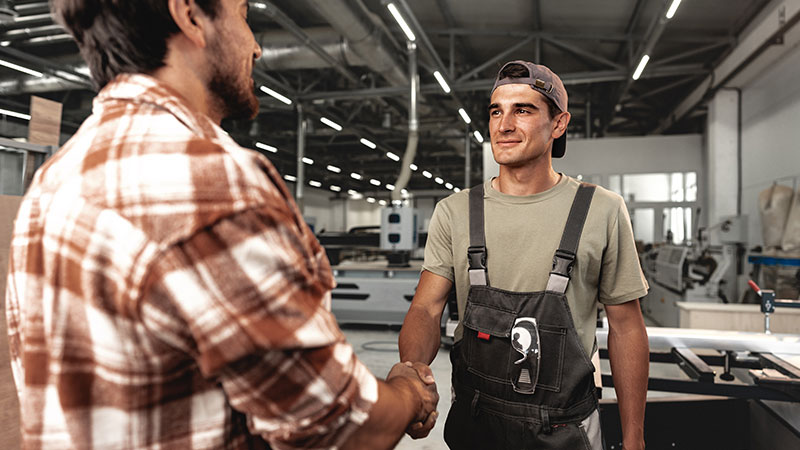 Une jeune femme, Camille, travaillant et portant un casque de audio avec un micro et un polo beige avec le logo de Be-Di. Elle est assise devant un ordinateur, elle semble concentré sur sa tâche.