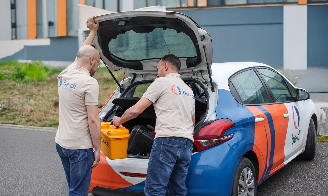 Deux techniciens Be-Di sortant ces outils de la voiture pour commencer un diagnostic immobilier, article