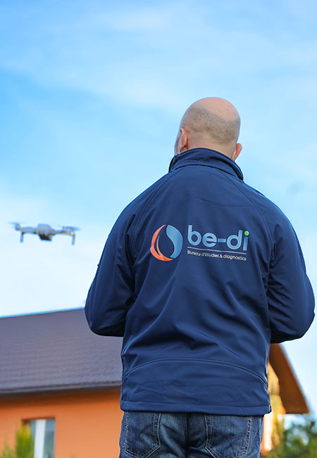 Technicien audit énergétique avec un drone pour Be-Di