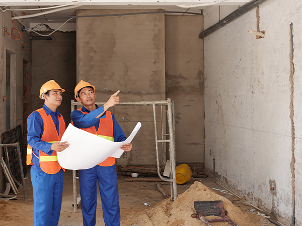 Deux techniciens Be-Di dans un chantier pour un Diagnostic Amiante