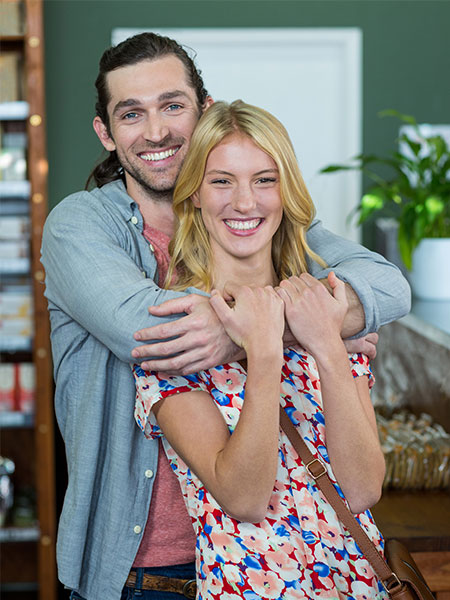 Jeune couple heureux, dispositif MonAccompagnateureRenov_Be-Di