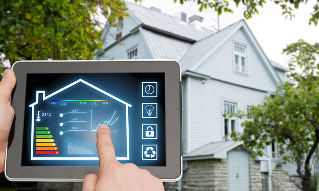 Technicien Be-Di tenant une tablette avec un diagnostic énergique complet d'une maison, énergie