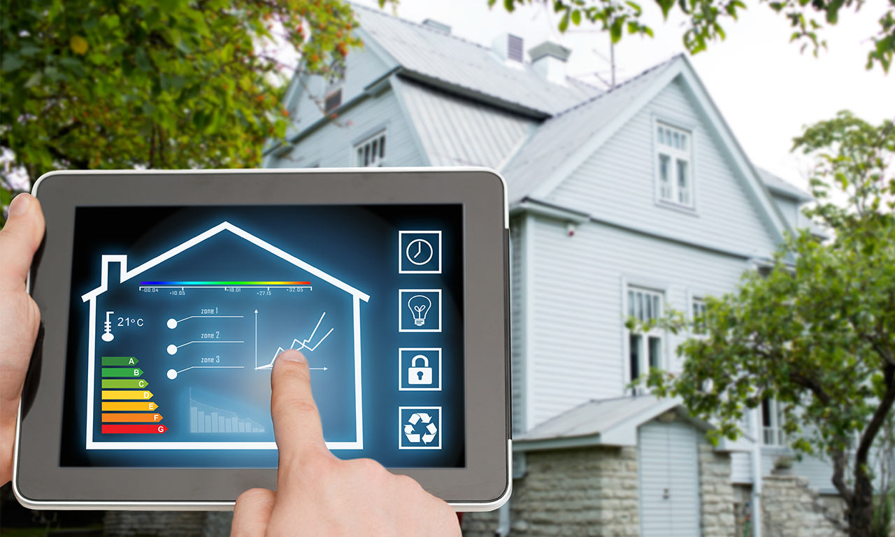 Technicien Be-Di tenant une tablette avec un diagnostic énergique complet d'une maison, énergie