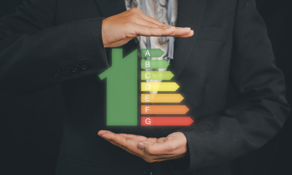Photo d'un homme qui présente les classes énergiques des diagnostics immobiliers, Be-Di