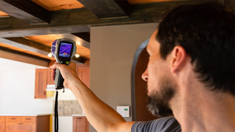 Technicien Be-di, prise de mesure thermique avec un appareil