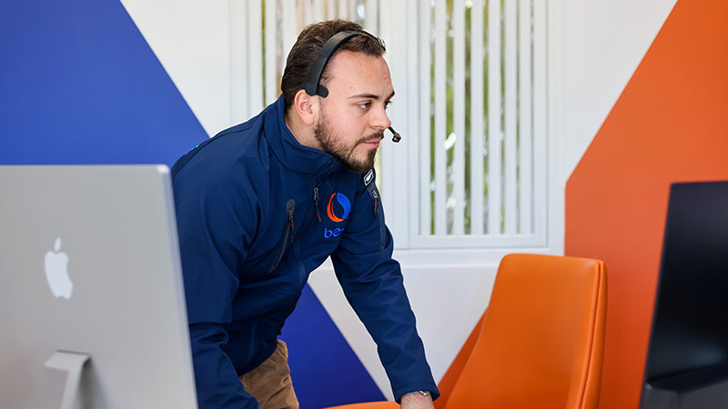 Portrait en couleur de Loic chez Be-Di en phoning client