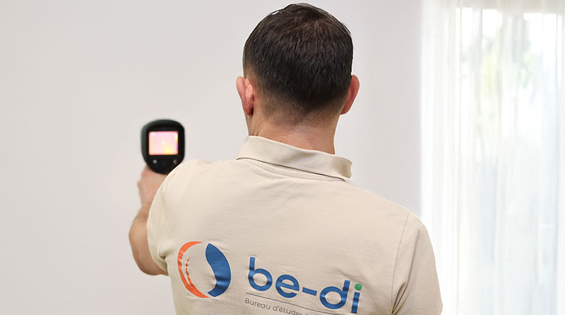 Technicien Be-di, prise de mesure thermique avec un appareil